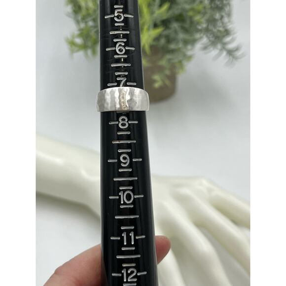 Kendra Scott Silver Plated Hammered‎ Band Ring Sz 7.25 - Picture 8 of 10